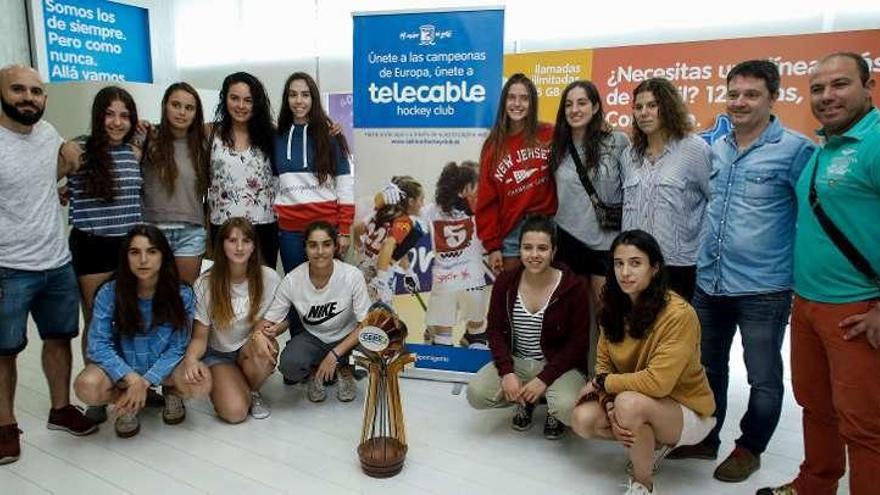 Jugadoras y técnicos, en el pabellón de la firma patrocinadora.