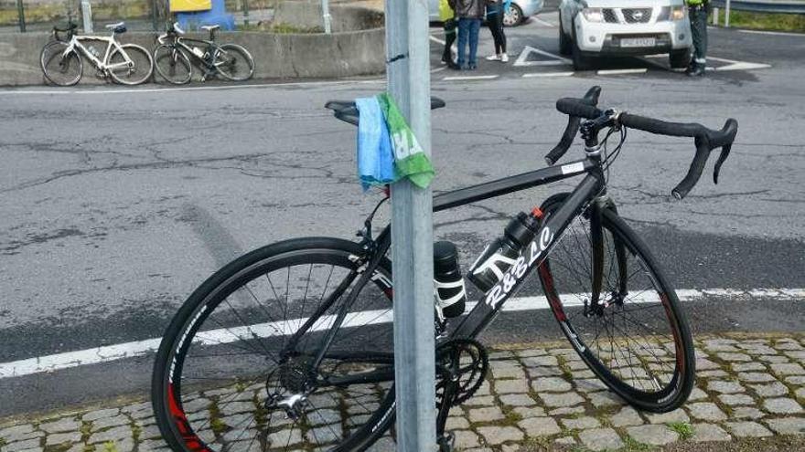 Bici del herido y sus compañeros al fondo con la Guardia Civil. // R. V.