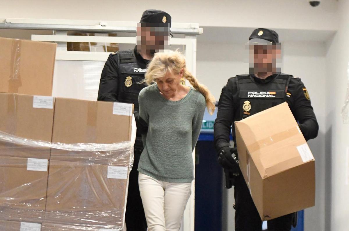 María, vecina del presunto secuestrador y sospechosa de encubrimiento, es sacada de dependencias policiales para ser puesta a disposición judicial en Murcia
