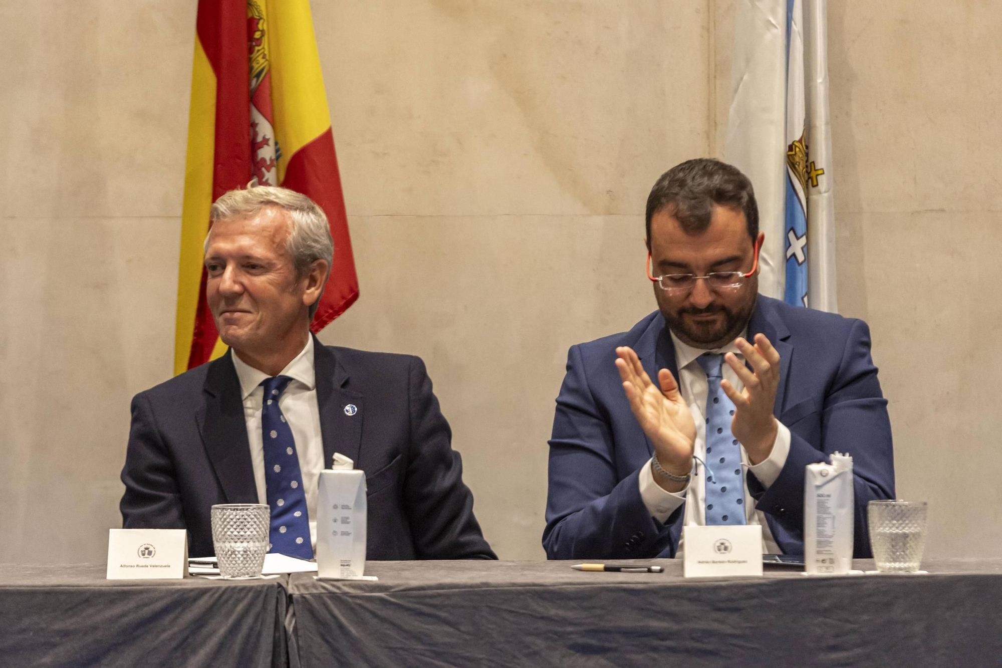 La Asociación Día de Galicia en Asturias entrega su medalla de oro a Adrián Barbón y Carmen Moriyón