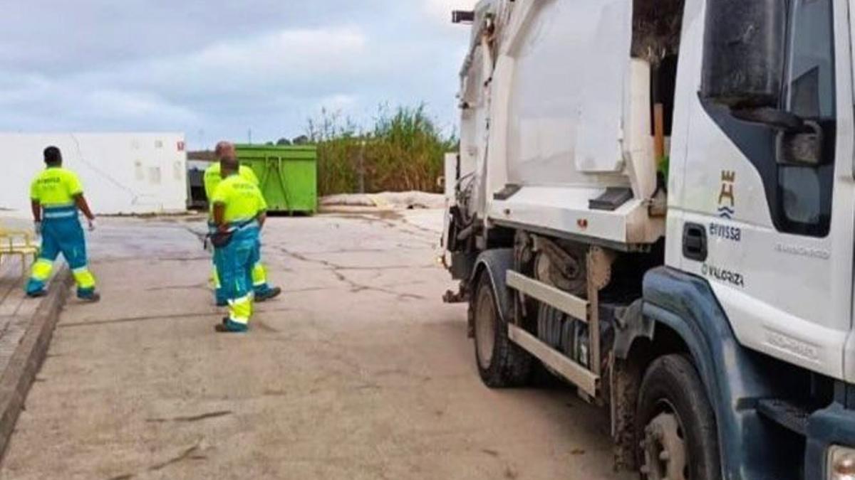 El camión de Valoriza recogiendo los residuos de Sant Josep