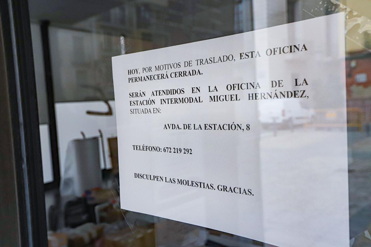Cartel que anuncia el traslado de la oficina, que se ubicará en el Palacio Marqués de Arneva