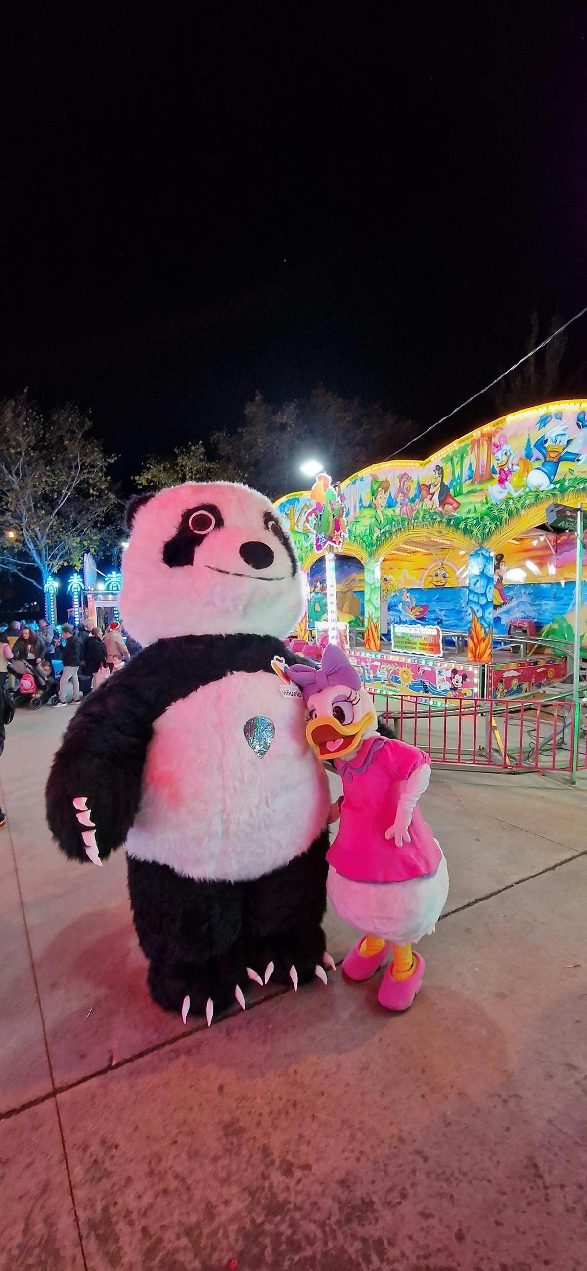 Oso panda gigante y Daisy en Viñuelandia.