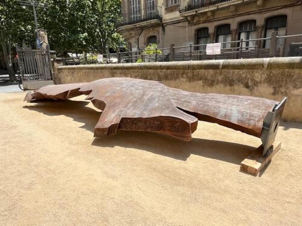 L'escultura ja acabada de Marc Sellarès, a l'entrada dels jardins del Casino
