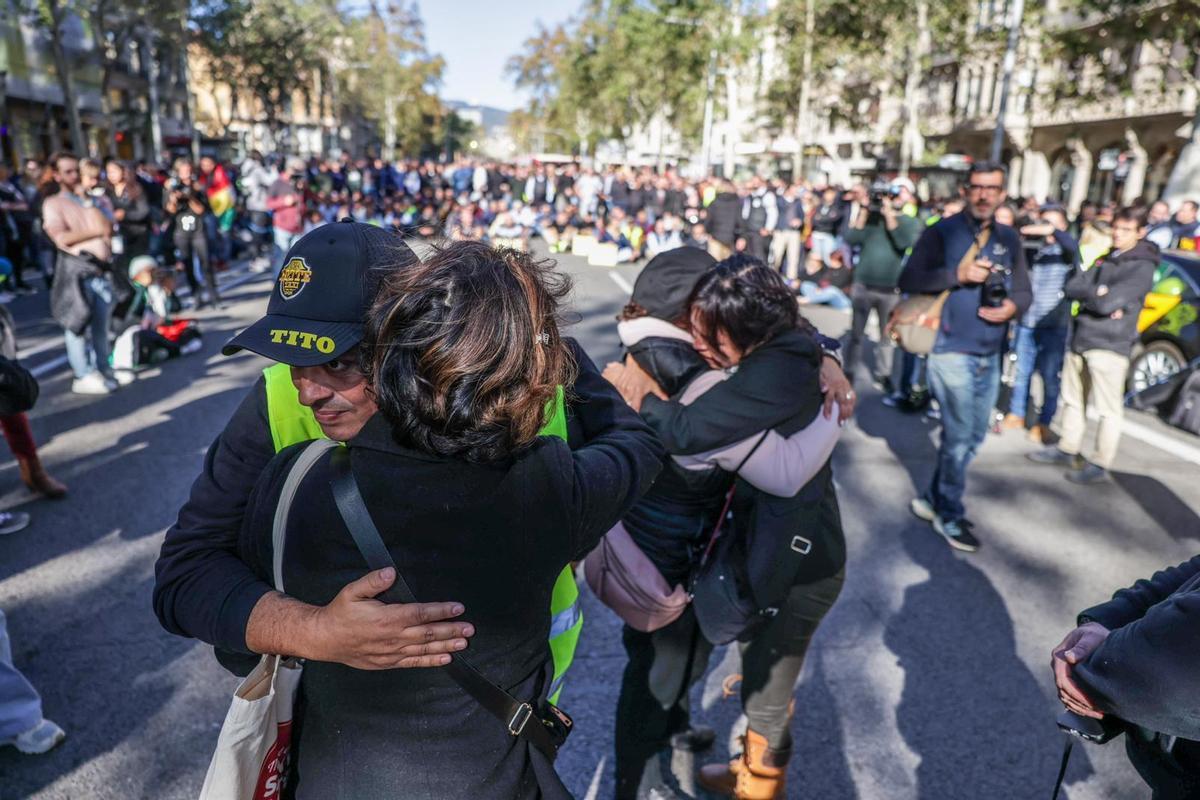 Familiares de Carlos, el taxista que murió tras ser agredido, en la marcha lenta de taxis de Barcelona