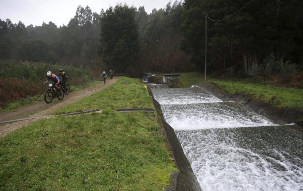 Aliviadero del embalse del río de O Con, ayer. | NOÉ PARGA