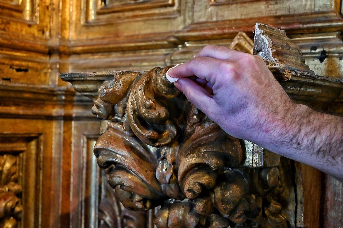 Limpieza de los elementos de madera del retablo.