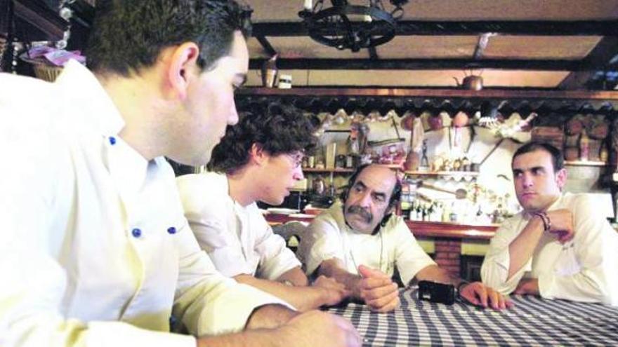 Cecilio Lera, segundo por la derecha, junto a su hijo Luis Alberto, conversa con dos alumnos de sus cursos de cocina, en su restaurante de Castroverde de Campos.