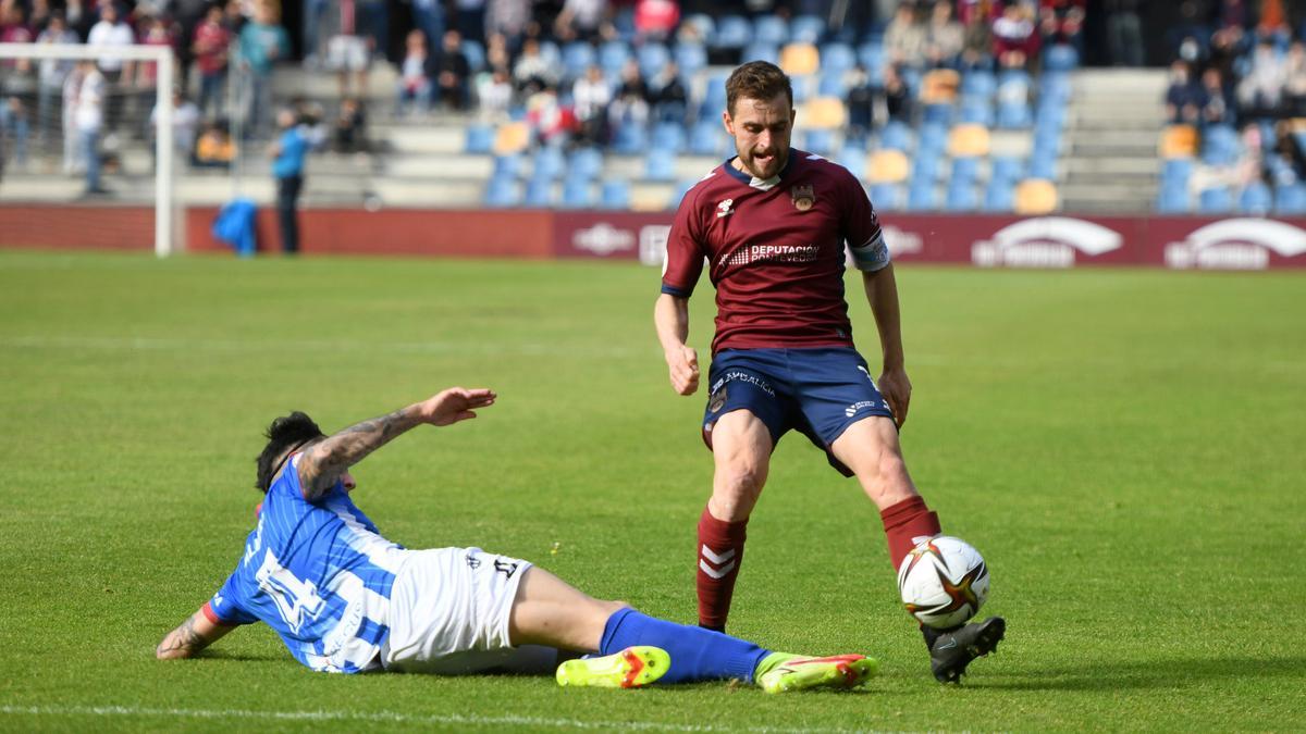 Álex González controla un balón en un partido de la temporada pasada.