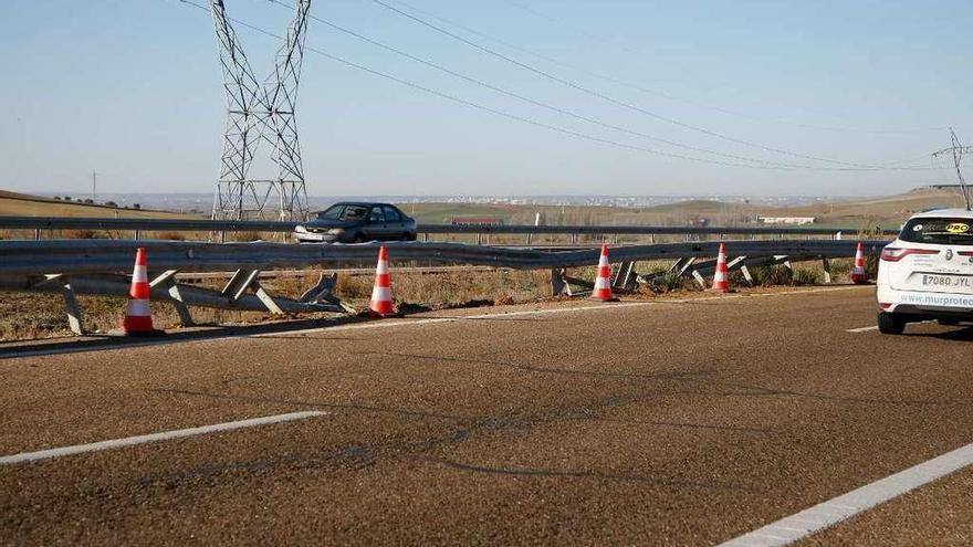 Guardarraíles de la autovía A-11 rotos como consecuencia del accidente de Fresno de la Ribera.