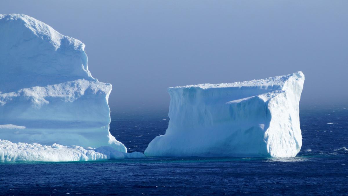 El primer iceberg de la temporada pasa por la costa sur de Terranova y Labrador (Canadá), también conocido como el 'callejón del iceberg', cerca de la localidad de Ferryland.