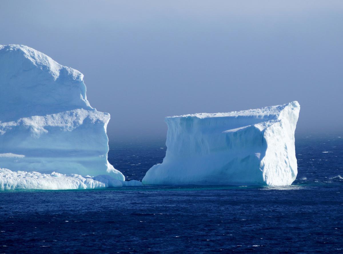 El primer iceberg de la temporada pasa por la costa sur de Terranova y Labrador (Canadá), también conocido como el ’callejón del iceberg’, cerca de la localidad de Ferryland.