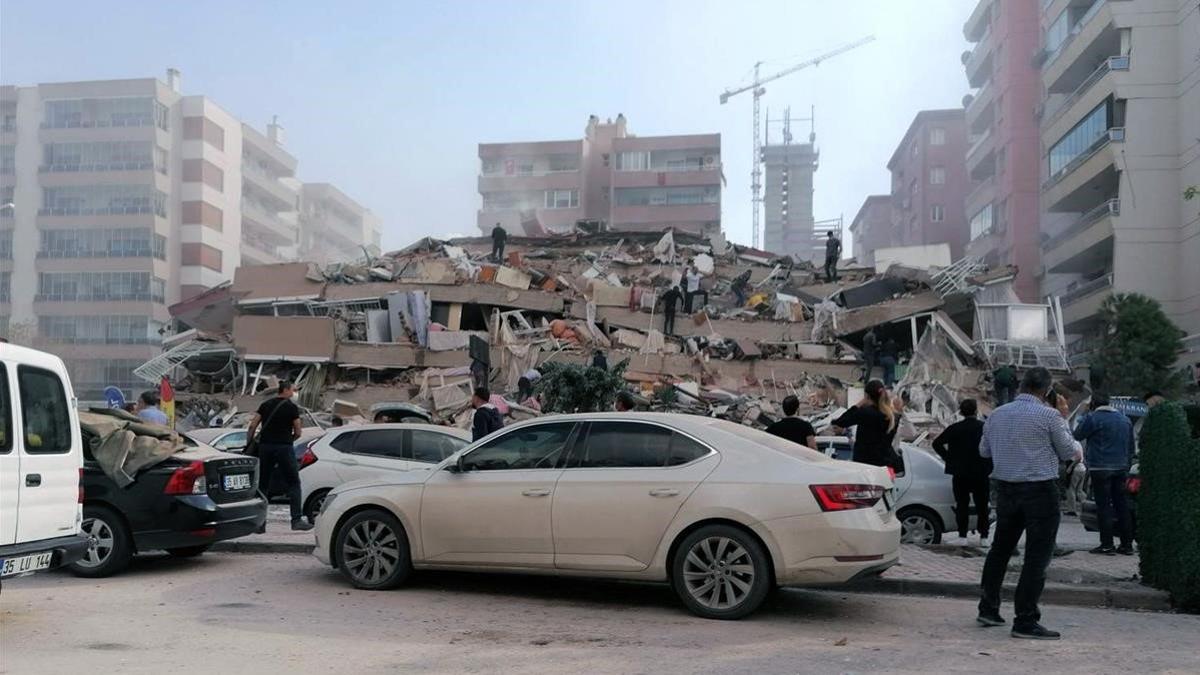 Edificio derrumbado en la población turca de Izmir por el terremoto de este viernes.