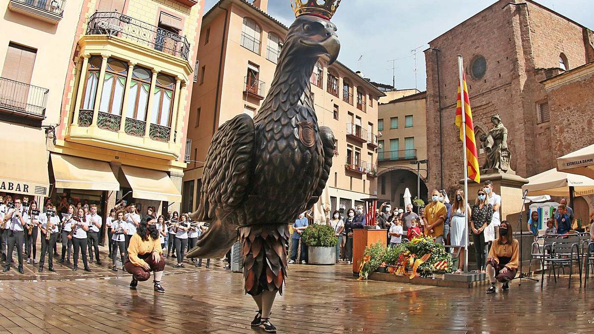 Ball de l’Àliga de Cardona durant l’acte institucional que es va celebrar ahir al migdia | JORDI BIEL