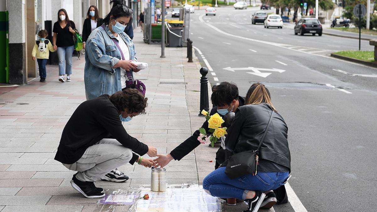 Jóvenes rinden homenaje a Samuel en el lugar del crimen