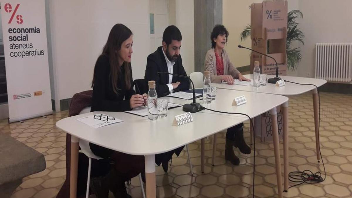 El conseller de Trabajo, Asuntos Sociales y Familias, Chakir El Homrani, y la alcaldesa de Santa Coloma, Núria Parlon, en la presentación.