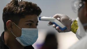 Médicos registran la temperatura para descartar sospechosos de coronavirus.