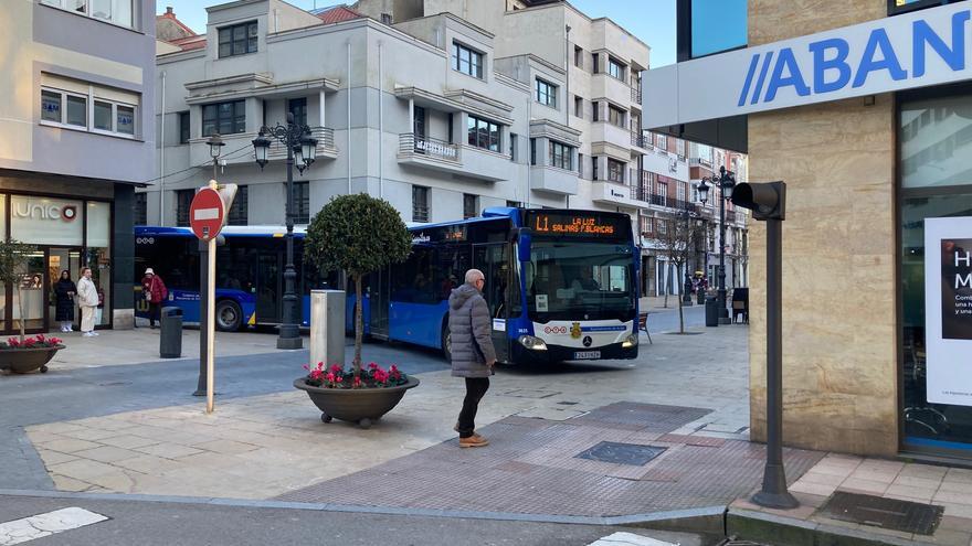 La odisea de un bus articulado para salir de la zona peatonal de Avilés donde entró por error