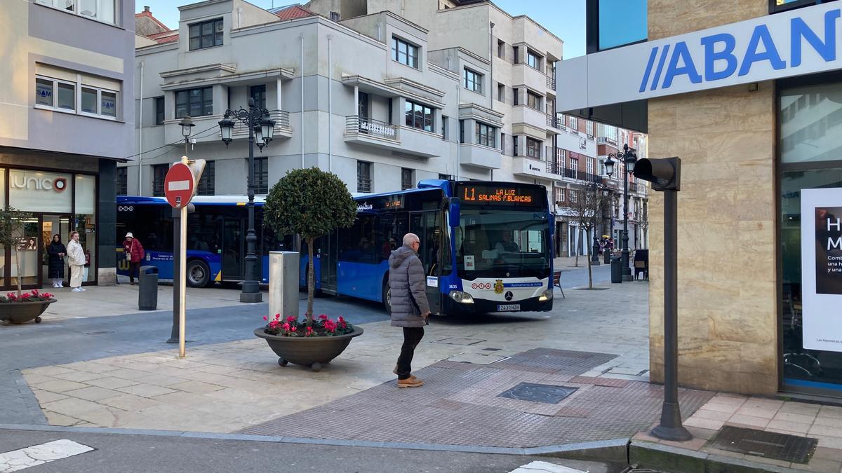 El autobús, al poco de llegar al cruce de las calles Ruy Pérez y La Cámara.