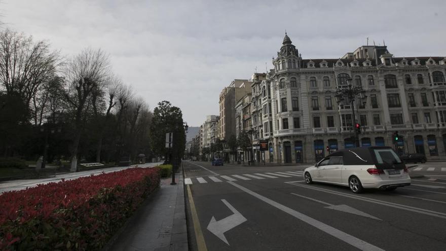 Un coche fúnebre en el centro de Oviedo durante la pandemia del coronavirus