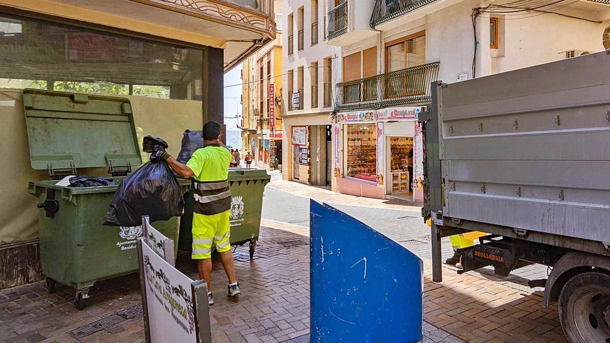 Contenedores ubicados en la plaza