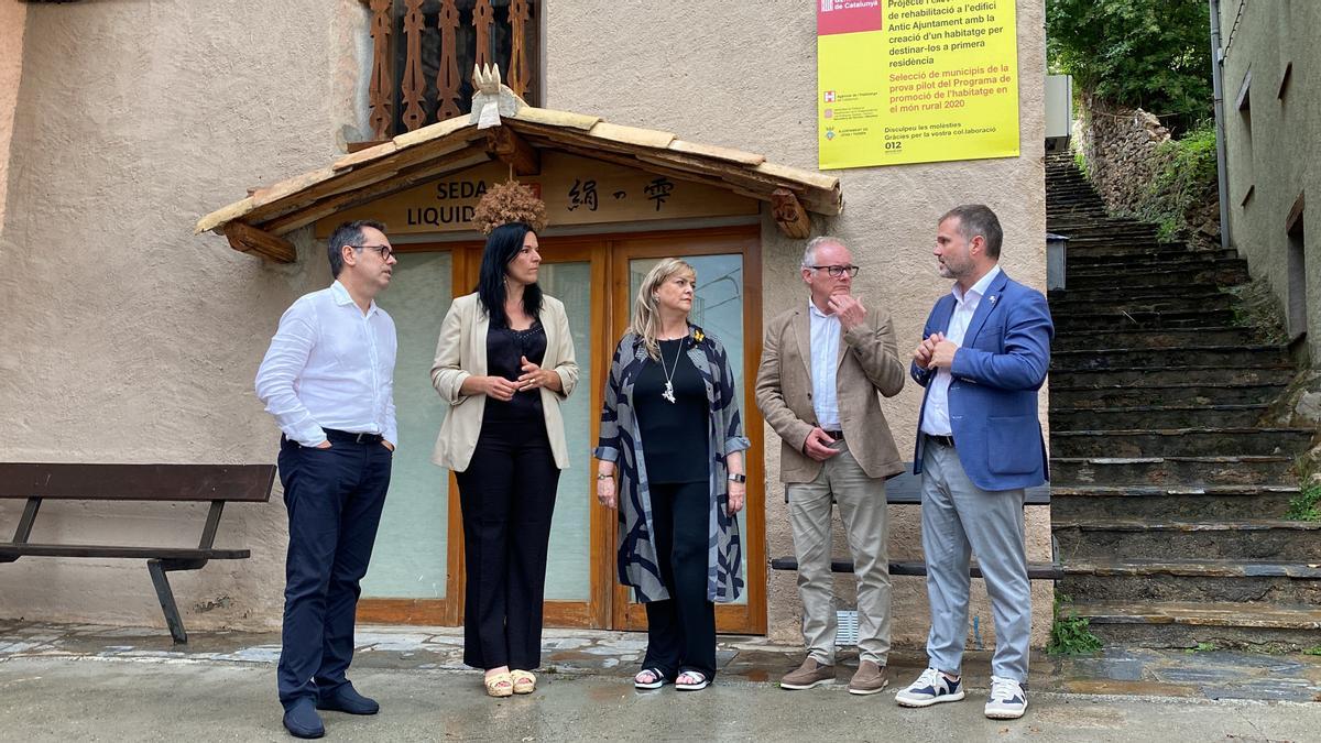 La consellera de Drets Socials, Violant Cervera, a l&#039;exterior d&#039;un dels habitatges de Josa i Tuixén que s&#039;està rehabilitant amb una ajuda del Govern al costat del delegat del Govern a l&#039;Alt Pirineu i Aran i l&#039;alcaldessa del municipi