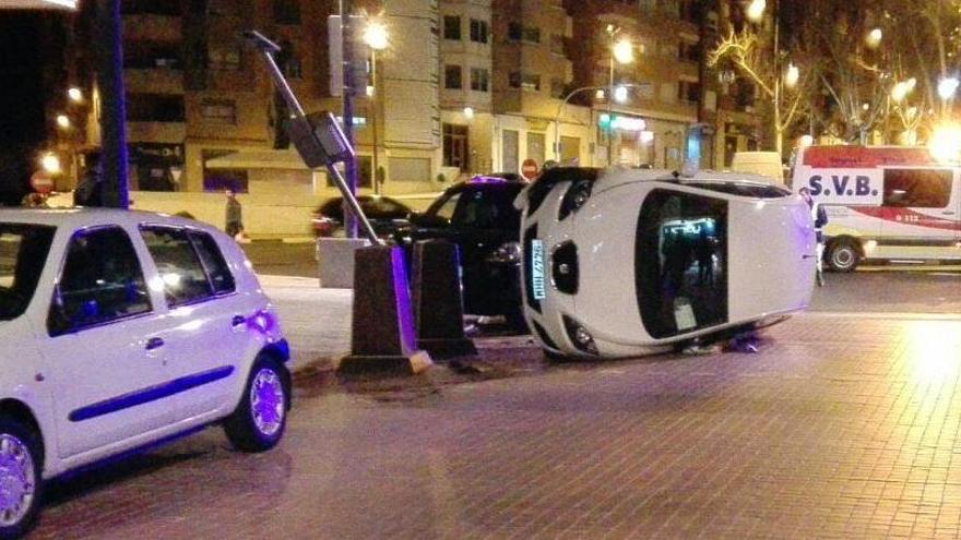 El vehículo volcado en medio de la calzada poco después del accidente