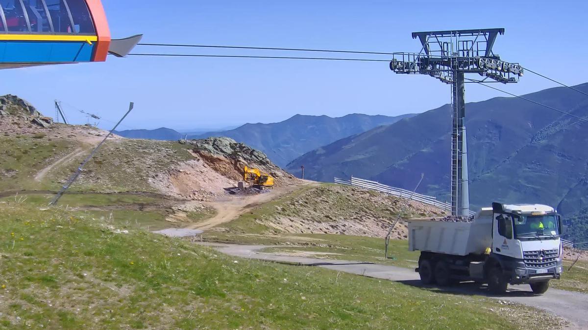 Trabajos de apertura de una nueva pista de esquí de fondo, en Pajares.