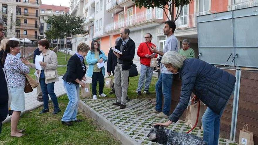 Odilo Barreiro (centro), en el compostero de O Rosal, reparte hojas de inscripción para el segundo centro de compost del paseo. // Gonzalo N.