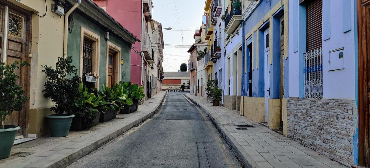 La calle Madrid, con las antiguas escuelas a la izquierda.