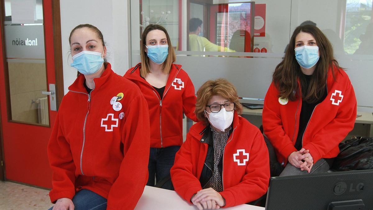 María Martínez (i.) y otras trabajadoras de Cruz Roja del programa de acogida.