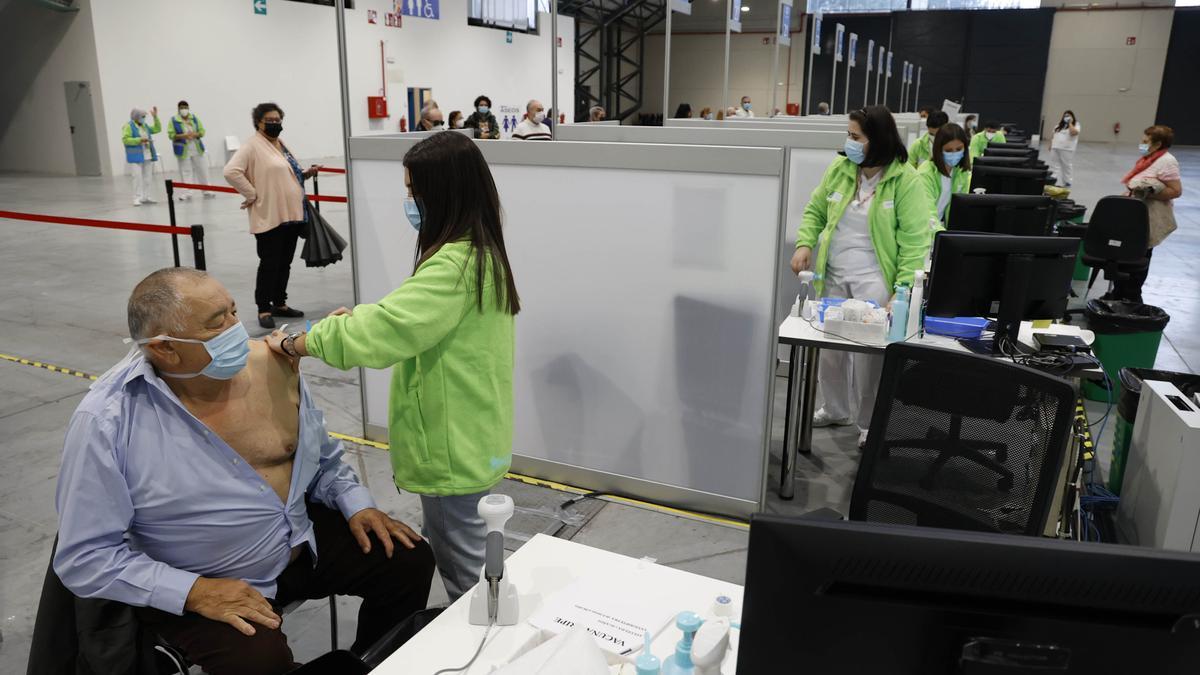 Vacunación de la cuarta dosis en el Ifevi.