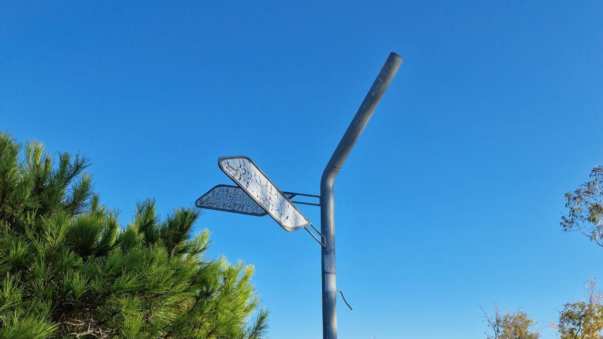 Otra de las señales de la Sierra de Santa Pola que han fotografiado los socialistas para esta denuncia