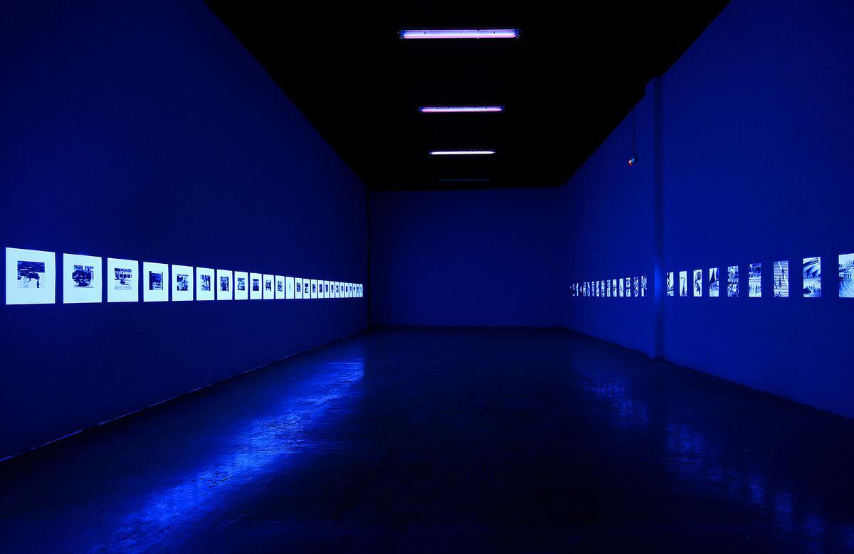 El espacio expositivo de Cúmul se transforma para albergar la exposición 'Luz negra' de Julián Barón.