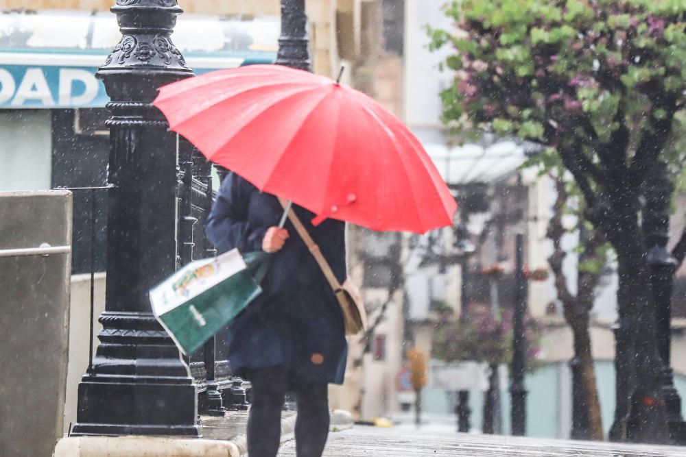 Las lluvias aumentan el caudal del Segura en Orihuela y causan problemas en algunos viales