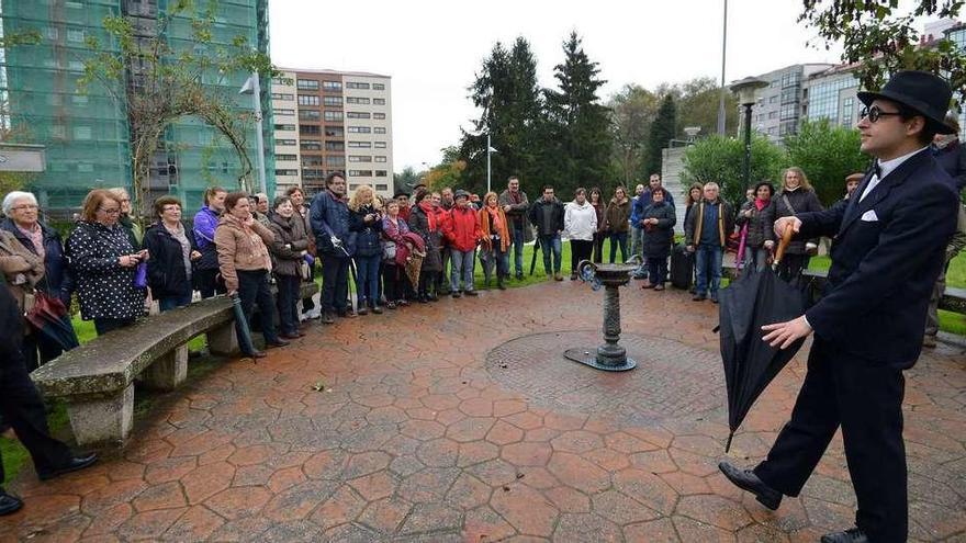 Un actor caracterizado como Castelao durante la primera visita teatralizada por el patrimonio de Salcedo. // Gustavo Santos