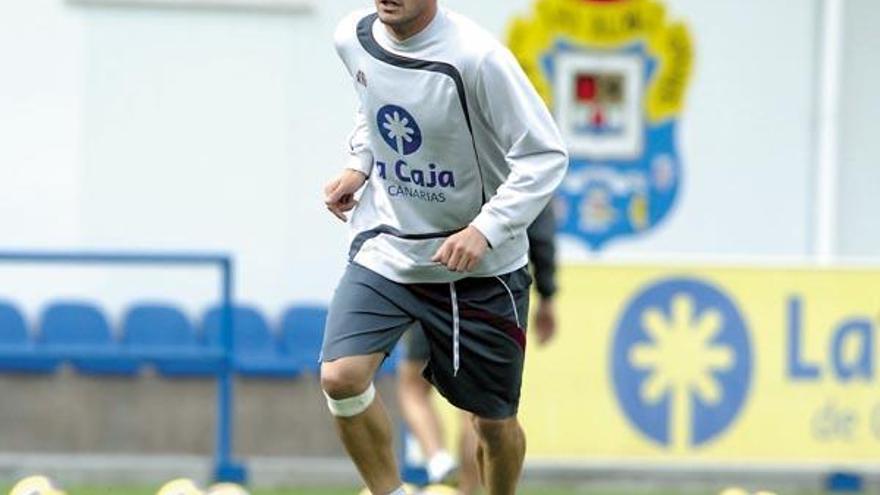 Miguel García controla el balón durante un entrenamiento en Barranco Seco.