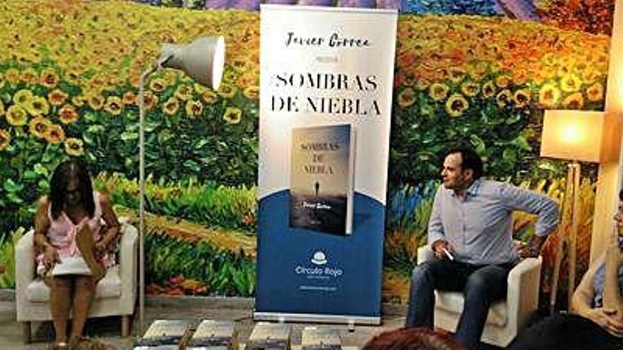 Correa presentant el llibre a l&#039;Arts &amp; You de Santa Coloma.