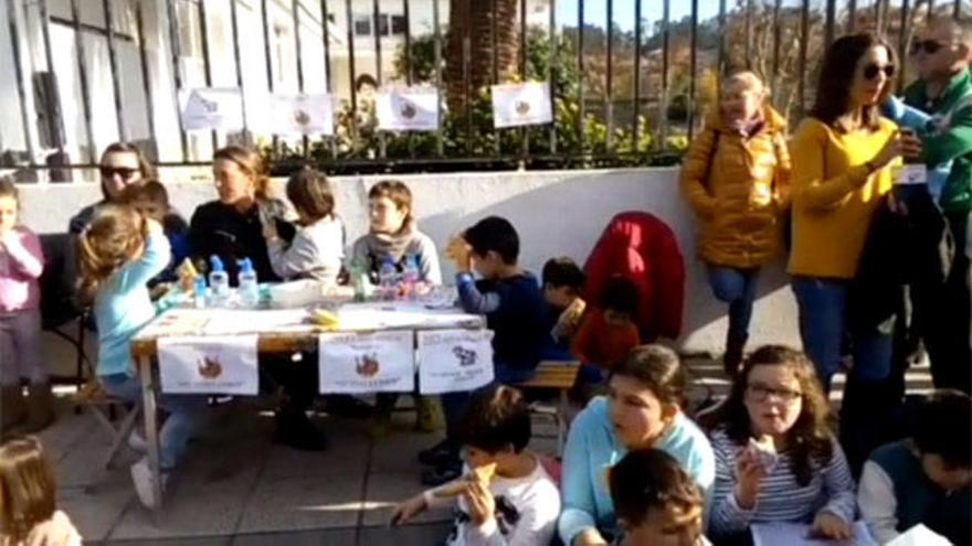 Los niños del colegio de Carril comen bocadillos en señal de protesta