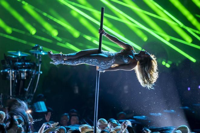 Jennifer López haciendo pole dance