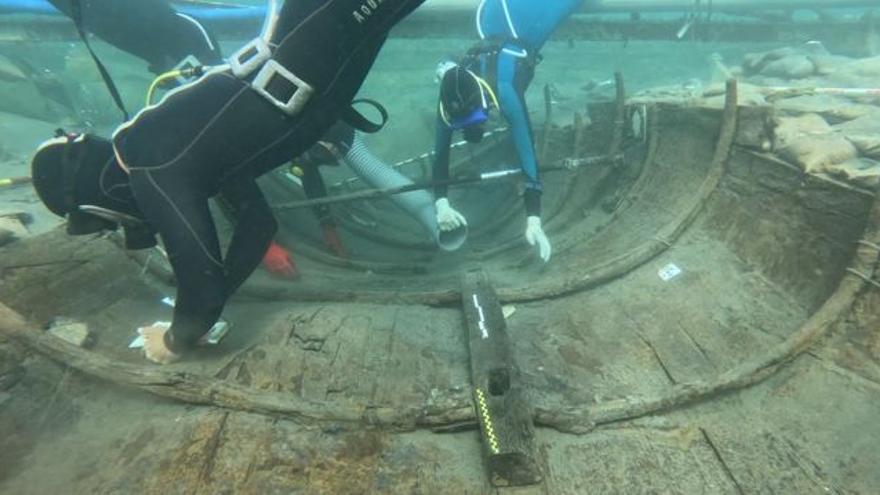 Dos buceadores arqueólogos trabajan sobre el pecio fenicio Mazarrón 2