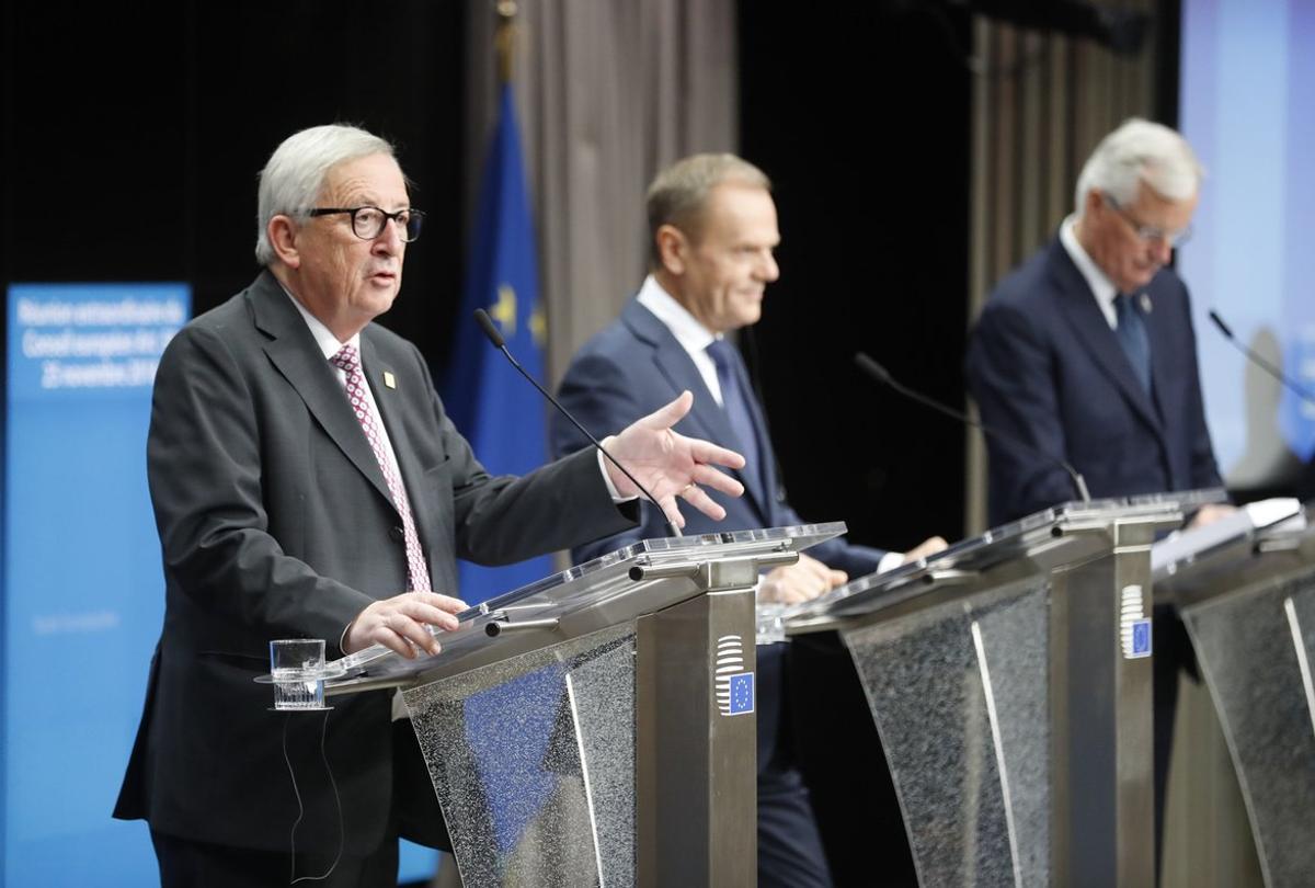 BRU. Brussels (Belgium), 25/11/2018.- (L-R) European Commission President Jean-Claude Juncker, European Union Council President Donald Tusk, Michel Barnier, the European Chief Negotiator of the Task Force for the Preparation and Conduct of the Negotiations with the United Kingdom under Article 50 give a press conference at the end of the European Council meeting in Brussels, Belgium, 25 November 2018. The leaders of the 27 remaining EU member countries (EU27) have endorsed the draft Brexit withdrawal agreement and approved the draft political declaration on future EU-UK relations in a special meeting of the European Council on Britain leaving the EU under Article 50. (Bélgica, Reino Unido, Bruselas) EFE/EPA/OLIVIER HOSLET