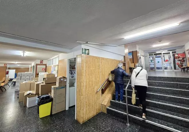 Baja la verja el centro de salud que cedió la luz de la sala de espera para atender consultas