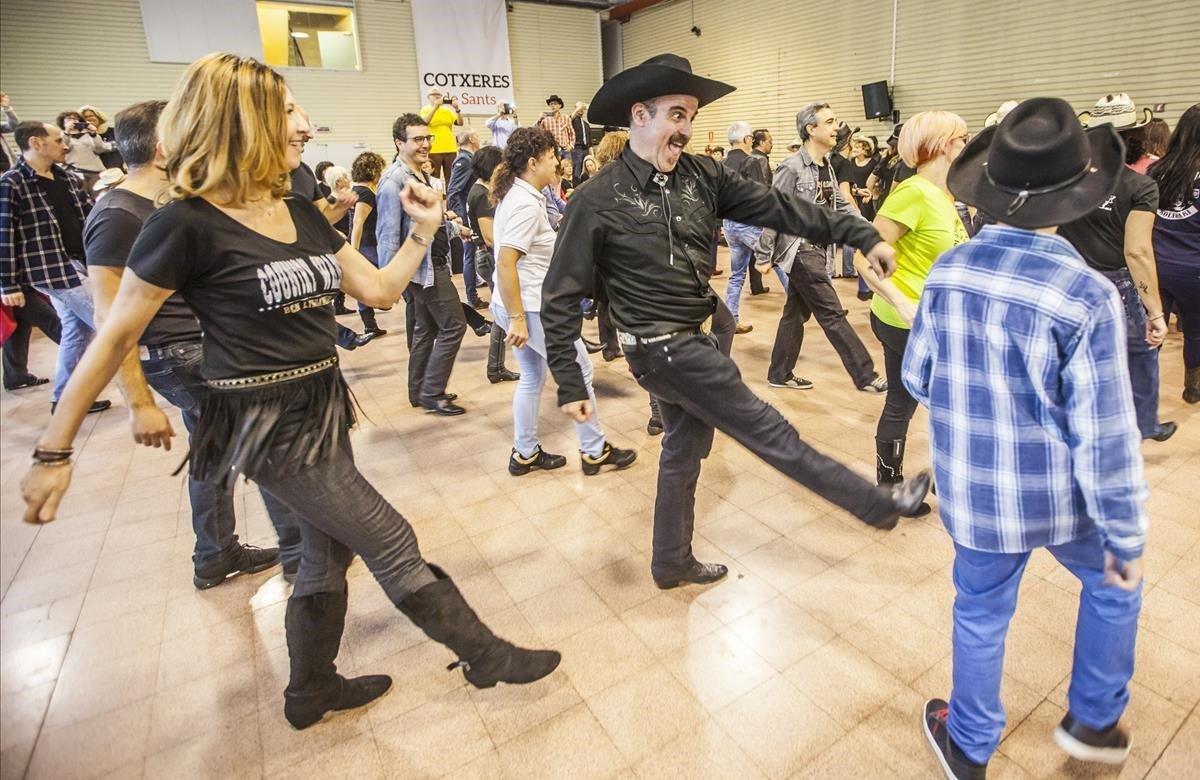 Encuentro convocado por ’Line Ball’ dónde cientos de personas se concentran en el centro cívico Cotxeres de Sants.