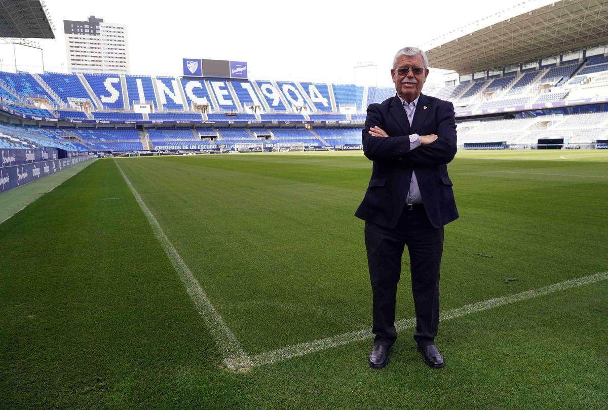 Francisco Martín Aguilar, consejero consultivo del Málaga CF, posa en el estadio de La Rosaleda