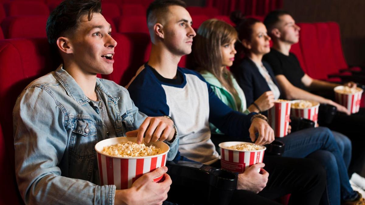 Un grupo de jóvenes en una sala de cine