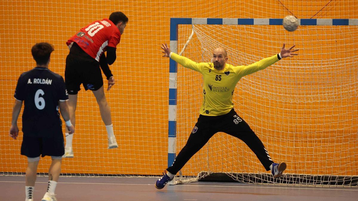 Mile Mijuskovic trata de detener un lanzamiento en el partido ante el Sevilla.
