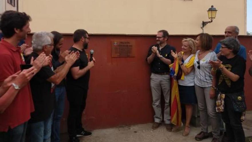 Descoberta de la placa de la plaça de l&#039;1 d&#039;Octubre. La iniciativa ha sorgit dels veïns del barri