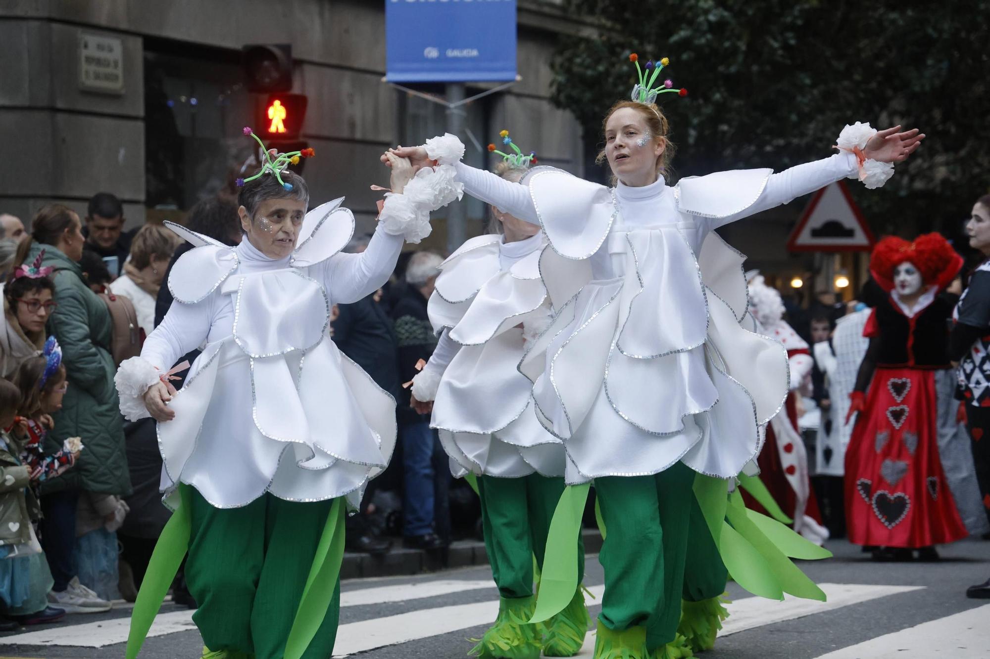 Santiago disfruta del tradicional desfile de Martes de Entroido