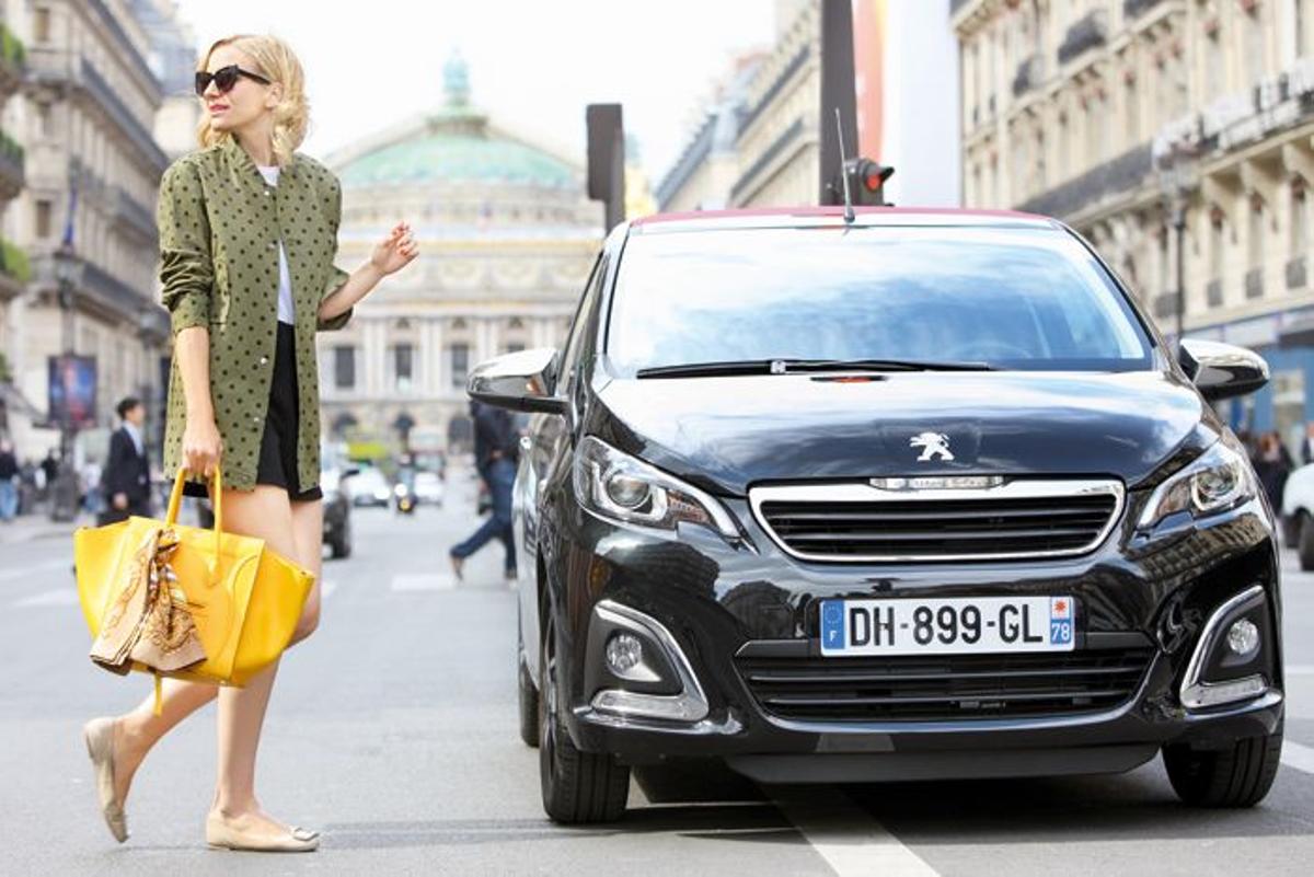 María León en una ruta de estilo con su Peugeot 108